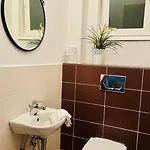 Апартаменти Smack In The Heart Of Old Town