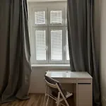 Smack In The Heart Of Old Town Апартаменти